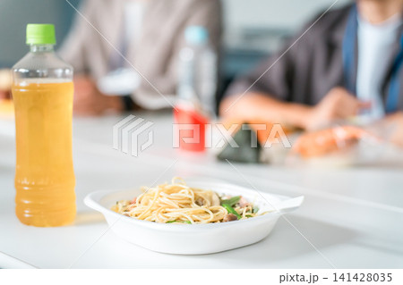 テーブルに並ぶコンビニ飯,パスタ,ランチ テーブルに並ぶコンビニ飯,パスタ,ランチ 141428035