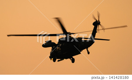 夕暮れに飛ぶ航空自衛隊UH-60JII救難ヘリコプター 夕暮れに飛ぶ航空自衛隊UH-60JII救難ヘリコプター 141428180