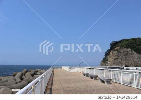 湘南港防波護岸と江の島(神奈川県藤沢市江の島1丁目地先) 湘南港防波護岸と江の島(神奈川県藤沢市江の島1丁目地先) 141428314
