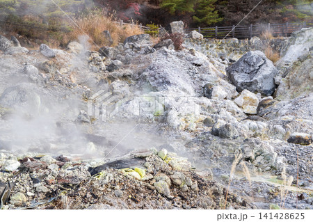 硫黄の匂い漂う雲仙地獄谷 お糸地獄の風景 硫黄の匂い漂う雲仙地獄谷 お糸地獄の風景 141428625