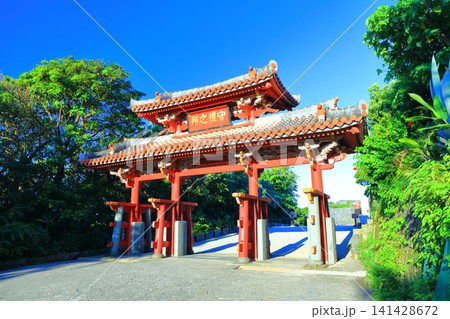 【沖縄県】快晴の首里城公園の守礼門 141428672