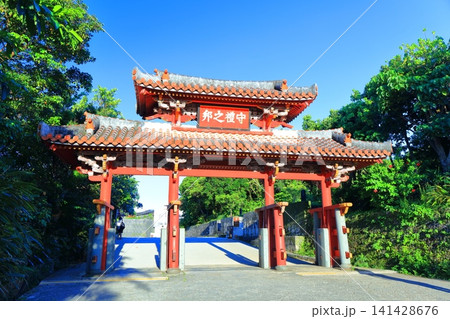 【沖縄県】快晴の首里城公園の守礼門 141428676