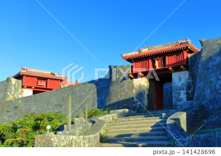 【沖縄県】快晴の首里城公園の瑞泉門と漏刻門 141428696