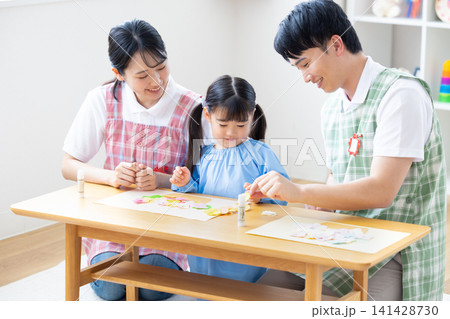 保育イメージ 工作をする女の子と保育士 保育イメージ 工作をする女の子と保育士 141428730