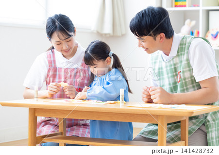 保育イメージ 工作をする女の子と保育士 保育イメージ 工作をする女の子と保育士 141428732