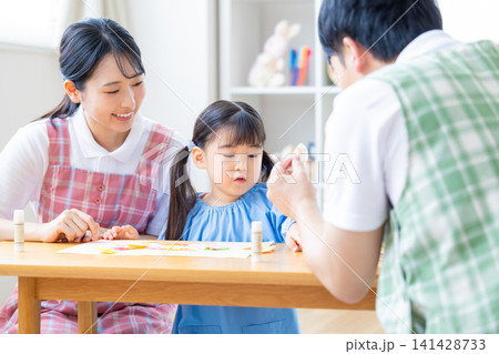 保育イメージ 工作をする女の子と保育士 保育イメージ 工作をする女の子と保育士 141428733