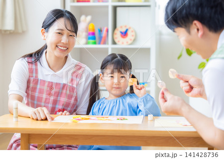 保育イメージ 工作をする女の子と保育士 保育イメージ 工作をする女の子と保育士 141428736