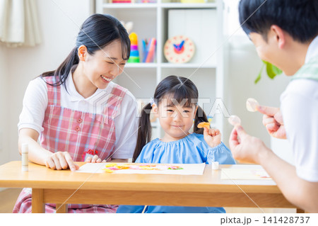 保育イメージ 工作をする女の子と保育士 保育イメージ 工作をする女の子と保育士 141428737