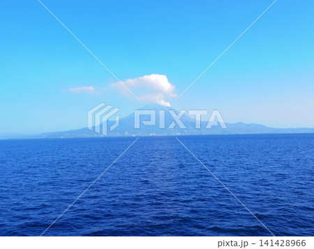 鹿児島県錦江湾より望む桜島 鹿児島県錦江湾より望む桜島 141428966