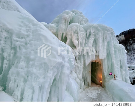 《北海道》冬の青空とライトアップされた氷柱 《北海道》冬の青空とライトアップされた氷柱 141428998