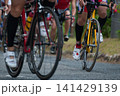 トライアスロン・自転車競技の臨場感あふれる足元のクローズアップ 141429139