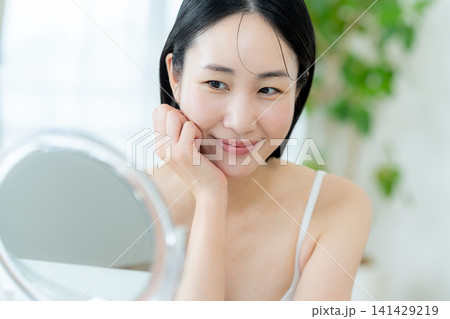 スキンケアをする女性 スキンケアをする女性 141429219