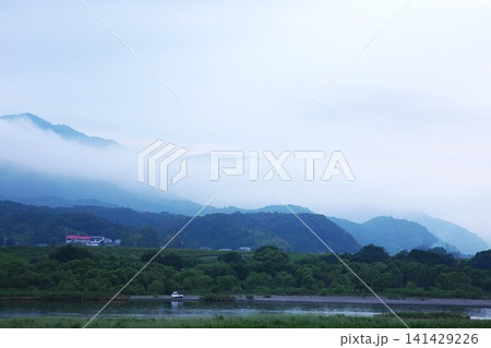 朝霧に包まれる早朝の四万十川と山並み 141429226