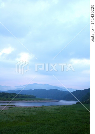 四万十川の流れと美しい山並み 四万十川の流れと美しい山並み 141429229