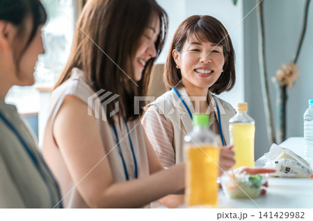 社員食堂・休憩室でランチするビジネスウーマン 社員食堂・休憩室でランチするビジネスウーマン 141429982