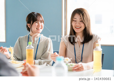 社員食堂・休憩室でランチするビジネスウーマン 社員食堂・休憩室でランチするビジネスウーマン 141430081