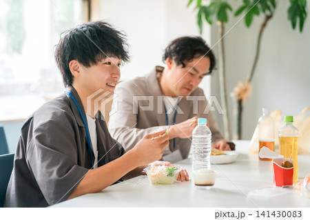 会社のオフィスで昼食を取るビジネスマン（上司・部下） 141430083