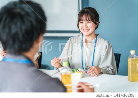 休憩室でランチ,お弁当を食べる作業服姿のビジネスマン男女 休憩室でランチ,お弁当を食べる作業服姿のビジネスマン男女 141430109
