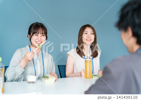休憩室でランチ,お弁当を食べる作業服姿のビジネスマン男女 141430110