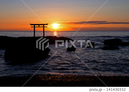 茨城県、大洗海岸の日の出。磯前神社の鳥居とオレンジ色の朝日とのコラボレーションが印象的で綺麗だ。 茨城県、大洗海岸の日の出。磯前神社の鳥居とオレンジ色の朝日とのコラボレーションが印象的で綺麗だ。 141430332