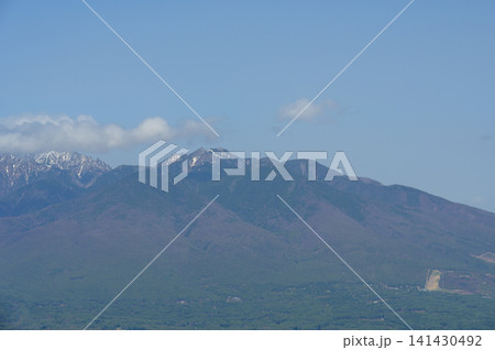 高原から見下ろす山並みと青空 141430492