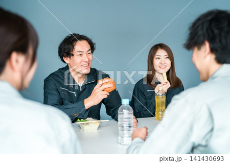 休憩室でランチ,お弁当を食べる作業服姿のビジネスマン男女 141430693