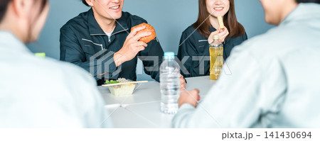 休憩室でランチ,お弁当を食べる作業服姿のビジネスマン男女 141430694