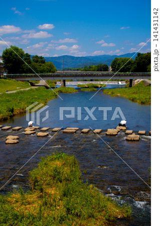 鴨川デルタ 賀茂川と高瀬川の合流地点で聖地巡礼の地 鴨川デルタ 賀茂川と高瀬川の合流地点で聖地巡礼の地 141431142
