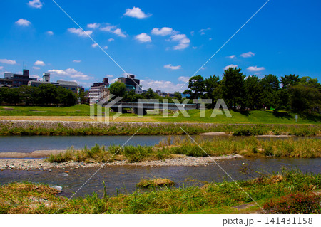 鴨川デルタ 賀茂川と高瀬川の合流地点で聖地巡礼の地 鴨川デルタ 賀茂川と高瀬川の合流地点で聖地巡礼の地 141431158