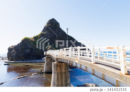 積丹半島の茂岩海岸にある弁天島周辺（秋の北海道） 141431535