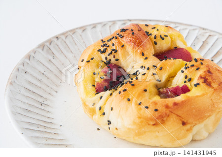 おいしそうなさつまいもパン 141431945