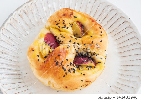 おいしそうなさつまいもパン おいしそうなさつまいもパン 141431946