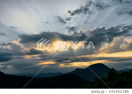 夕暮れと光芒 夕暮れと光芒 141432190