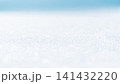 雪の輝きのキラキラとブルーの背景 141432220