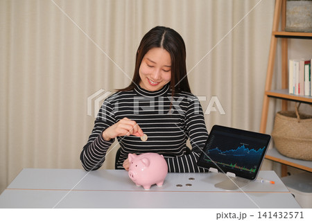 株価の上昇で利益を出す女性 株価の上昇で利益を出す女性 141432571