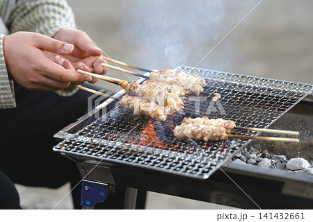 公園で焼き鳥を焼く人 141432661