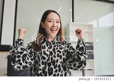 Confident asian business woman standing in modern office 141433121