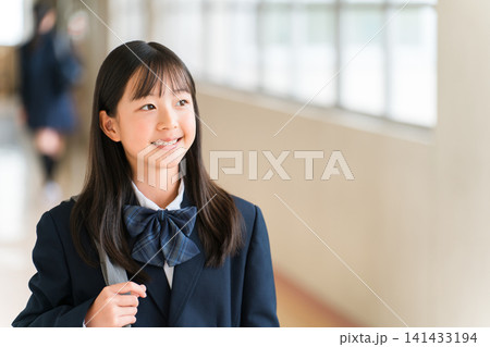 学校の廊下を歩く制服姿の小学生,中学生,高校生の女子生徒 学校の廊下を歩く制服姿の小学生,中学生,高校生の女子生徒 141433194