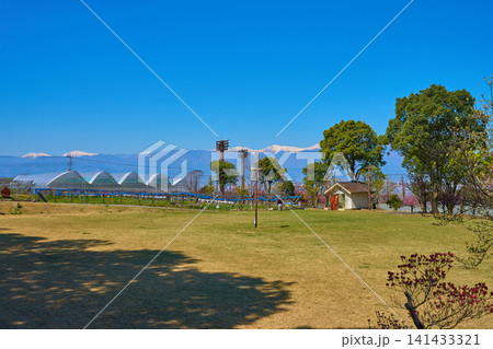 山梨県笛吹市の花鳥の里スポーツ広場付近の公園から西側の風景 141433321