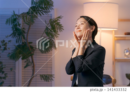 美容ケアをするスーツの女性 141433332