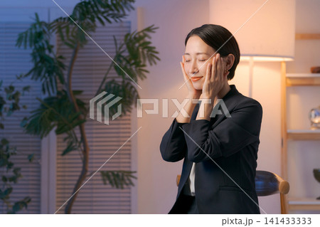 美容ケアをするスーツの女性 美容ケアをするスーツの女性 141433333