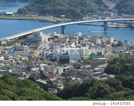 熊本県天草市牛深町、遠見山すいせん公園から見た全長883mの「牛深ハイヤ大橋」 熊本県天草市牛深町、遠見山すいせん公園から見た全長883mの「牛深ハイヤ大橋」 141433585
