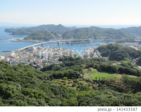 熊本県天草市牛深町、遠見山すいせん公園から見た全長883mの「牛深ハイヤ大橋」 熊本県天草市牛深町、遠見山すいせん公園から見た全長883mの「牛深ハイヤ大橋」 141433587