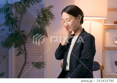 スキンケアをするスーツの女性 スキンケアをするスーツの女性 141433795