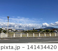 京都鴨川の橋と青空に広がる白い雲の秋の風景 141434420