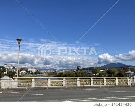 京都鴨川の橋と青空に広がる白い雲の秋の風景 京都鴨川の橋と青空に広がる白い雲の秋の風景 141434420