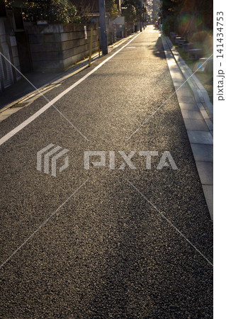 冬の夕日を浴びる住宅街の道 冬の夕日を浴びる住宅街の道 141434753