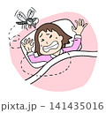 睡眠中に顔の周りを飛ぶ蚊の羽音に悩まされ寝苦しそうにしているコミカルな女性のイラス 141435016
