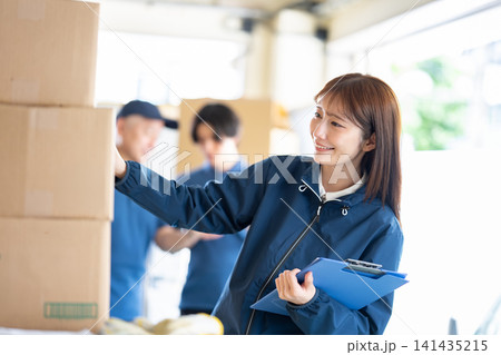 倉庫で作業する女性スタッフ 141435215