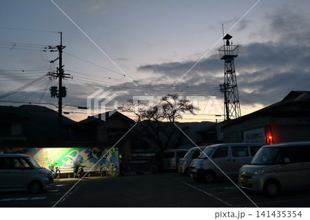 住宅街から見る夕暮れの空 住宅街から見る夕暮れの空 141435354